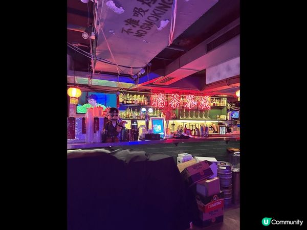 九龍城寨最近很熱話，呢間酒吧?裝修好有特色，除?好多霓虹光管...