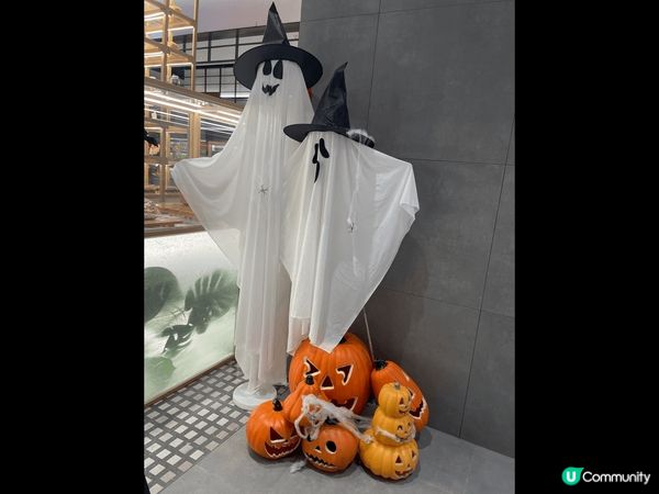 臨近哈佬喂節日, 周圍的商場已做好佈置; 趁始機會, 行商場...