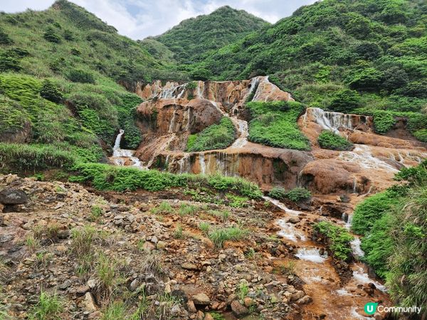 車子從水湳洞停車場那裡繞幾圈山路，就來到位於公路旁的黃金瀑布...