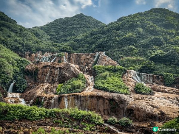 車子從水湳洞停車場那裡繞幾圈山路，就來到位於公路旁的黃金瀑布...