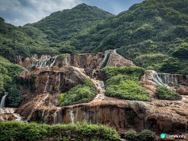 車子從水湳洞停車場那裡繞幾圈山路，就來到位於公路旁的黃金瀑布...