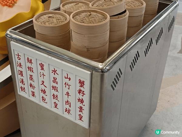 位於香港國際機場入境大堂出面"文化藝術街" 我都係去完旅行返...