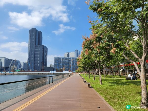 到觀塘海濱花園打卡是賞心樂事，藍天白雲，綠草如茵，可在草地野...
