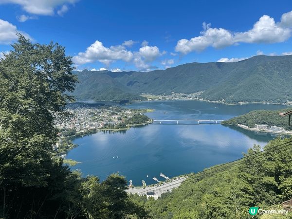河口湖風景好令，在山頂可以遠眺河口湖風景，風景如畫