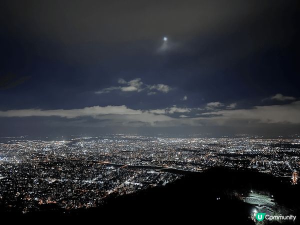 呢度係日本藻岩山，可以望到成個札幌?夜景，札幌?夜景亦都係好...