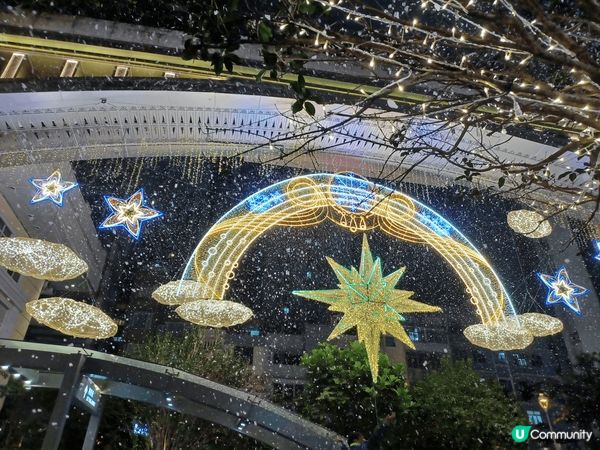 呢度好有聖誕氣氛，有燈飾及飄雪，地點在利東街。