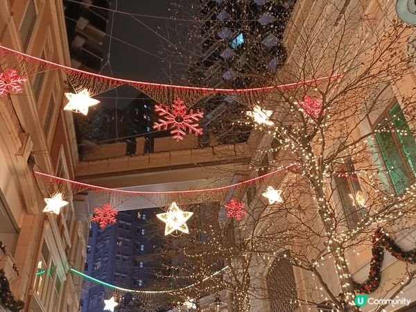 呢度好有聖誕氣氛，有燈飾及飄雪，地點在利東街。