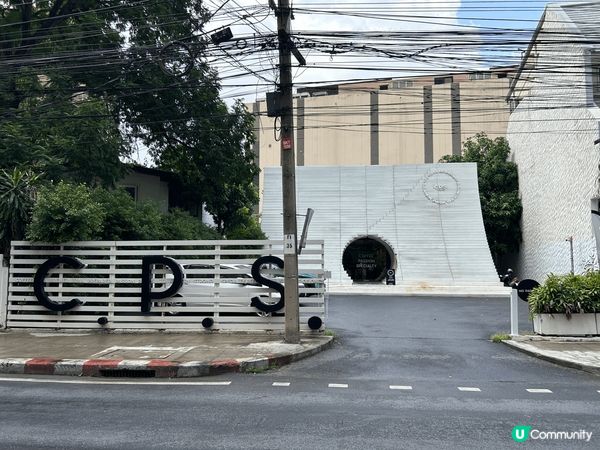 泰國曼谷CPS coffee 門外設計十分特別，好像穿過隧道...