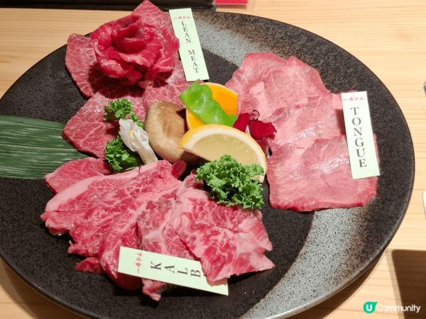 名古屋車站周邊附近散策，發現這個好高的人形，好有氣勢。順便去...