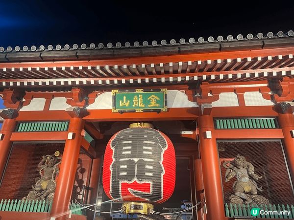 東京淺草站淺草雷門寺的日與夜，有很多店鋪給遊客購物及吃東西！...