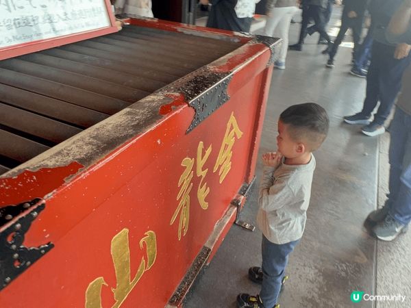 東京淺草站淺草雷門寺的日與夜，有很多店鋪給遊客購物及吃東西！...