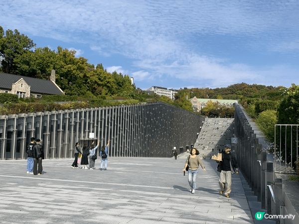 秋天的梨花女子大學，雖然未見紅葉處處，但是景色宜人，天氣十分...