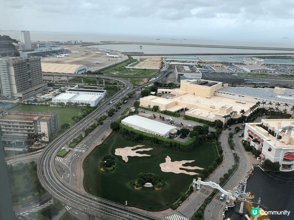 澳門君悅酒店住嘅套房望落去嘅景色真係好靚，可能係單邊位置，可...