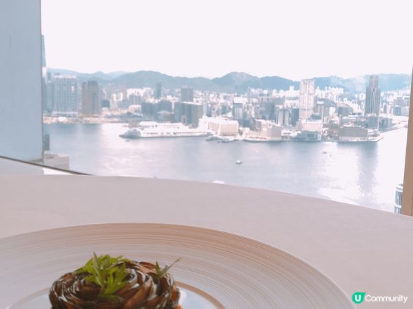 位於港島香格里拉酒店56樓的Petrus，是米芝蓮一星餐廳🌟...