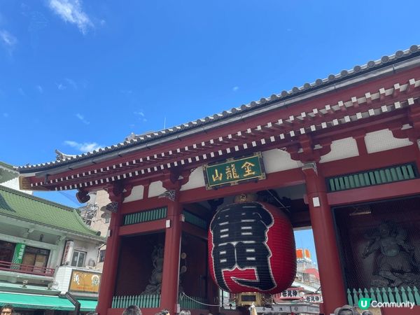 雷門 從淺草站步行幾分鐘即可到達雷門。這裡有著名的巨大紅色燈...