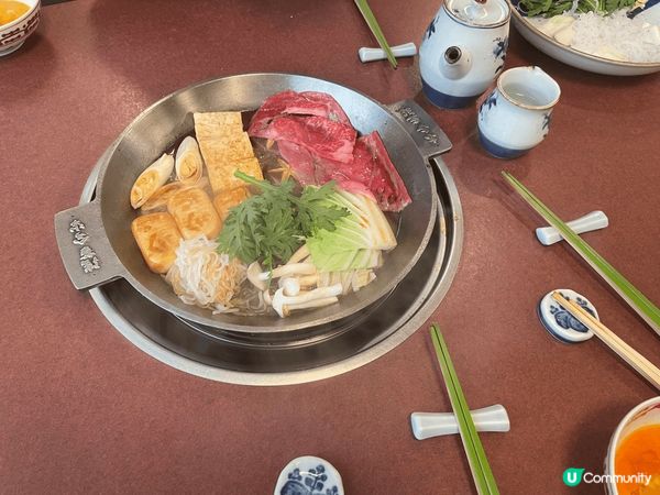 雷門 從淺草站步行幾分鐘即可到達雷門。這裡有著名的巨大紅色燈...