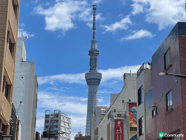 雷門 從淺草站步行幾分鐘即可到達雷門。這裡有著名的巨大紅色燈...