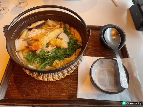 雷門 從淺草站步行幾分鐘即可到達雷門。這裡有著名的巨大紅色燈...