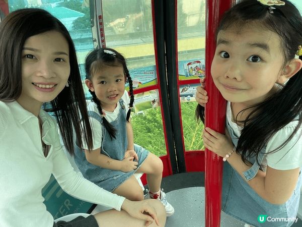 相片拍為香港海洋公園入面的有旋轉木馬，乘坐纜車，還有鯊魚館和...