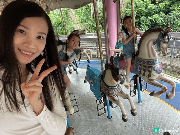 相片拍為香港海洋公園入面的有旋轉木馬，乘坐纜車，還有鯊魚館和...