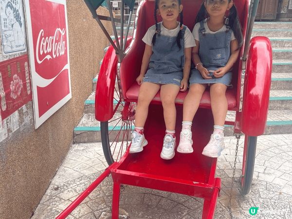 相片拍為香港海洋公園入面的有旋轉木馬，乘坐纜車，還有鯊魚館和...