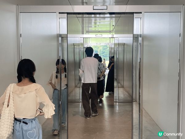 金澤的21世紀美術館最著名的展品就是這個游泳池, 想到池底參...