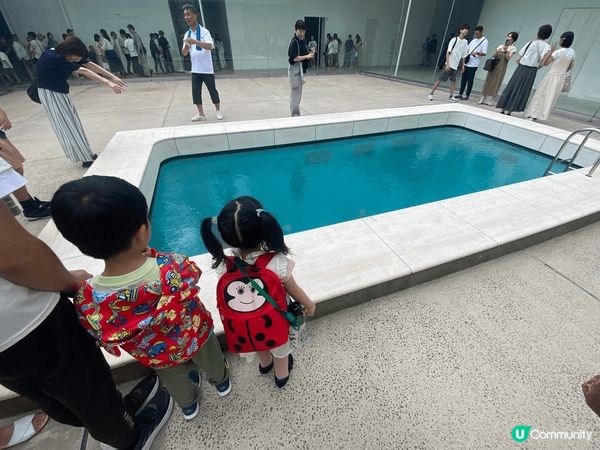金澤的21世紀美術館最著名的展品就是這個游泳池, 想到池底參...