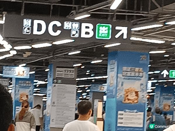 在深圳灣公園可以十元人民幣搭觀光車.國內洗手間別具一格,白色...