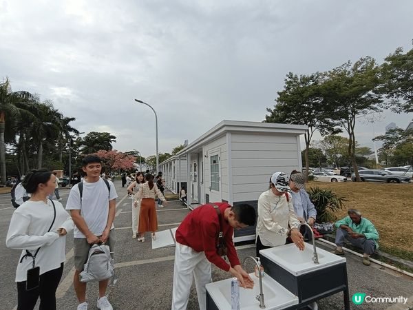 在深圳灣公園可以十元人民幣搭觀光車.國內洗手間別具一格,白色...