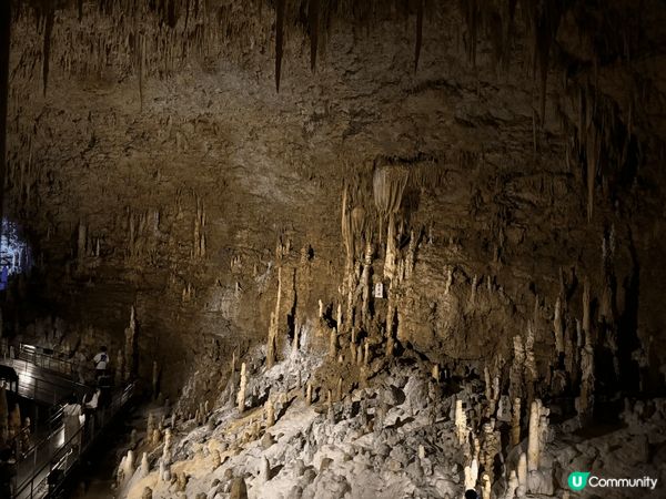 沖繩既玉泉洞可以睇到唔同形態形狀既自然岩石，洞口入面設有不同...