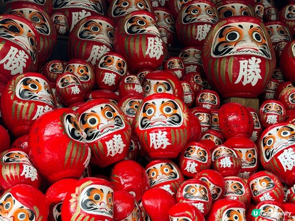 勝尾寺內佈滿密密麻麻大大小小的達摩，一片火紅色搭配寺內風景，...