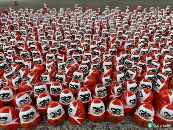 勝尾寺內佈滿密密麻麻大大小小的達摩，一片火紅色搭配寺內風景，...