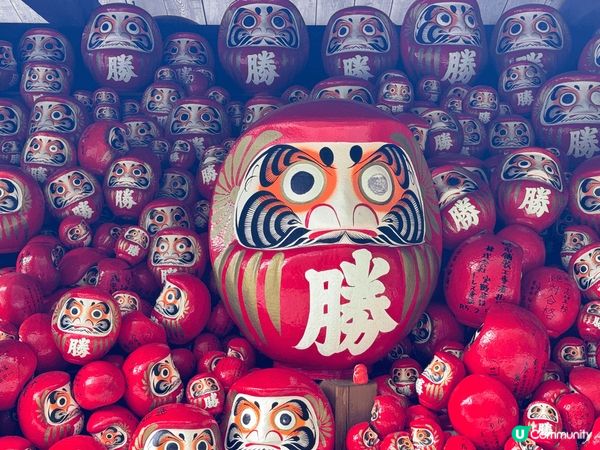 勝尾寺內佈滿密密麻麻大大小小的達摩，一片火紅色搭配寺內風景，...
