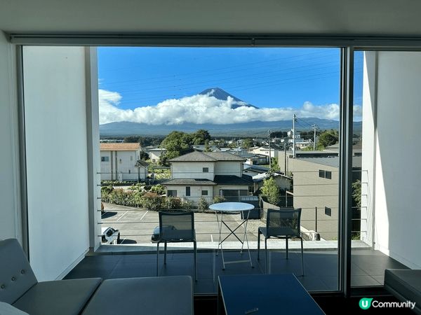 富士山是日本的象徵，吸引無數遊客前來欣賞其壯麗景色。周圍的河...