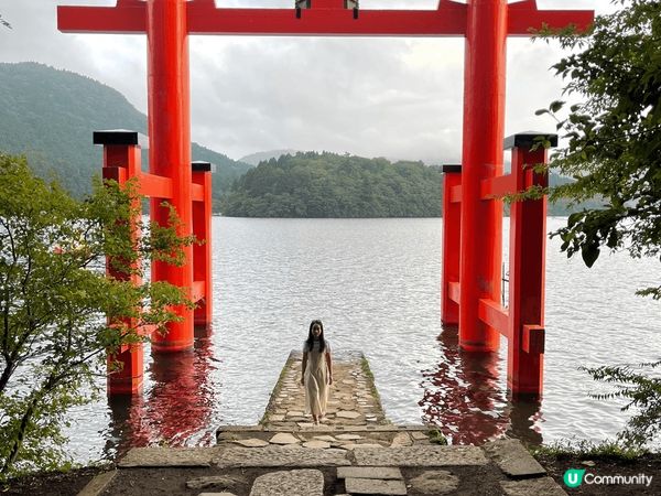 富士山是日本的象徵，吸引無數遊客前來欣賞其壯麗景色。周圍的河...