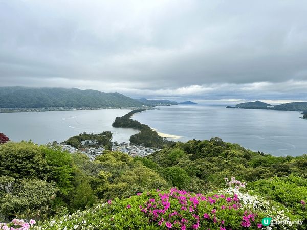 這是日本大阪近郊一個叫天橋立的景點，可以從兩邊岸的山上公園俯...