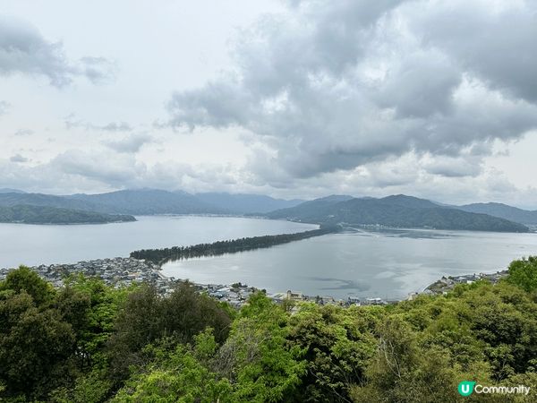 這是日本大阪近郊一個叫天橋立的景點，可以從兩邊岸的山上公園俯...