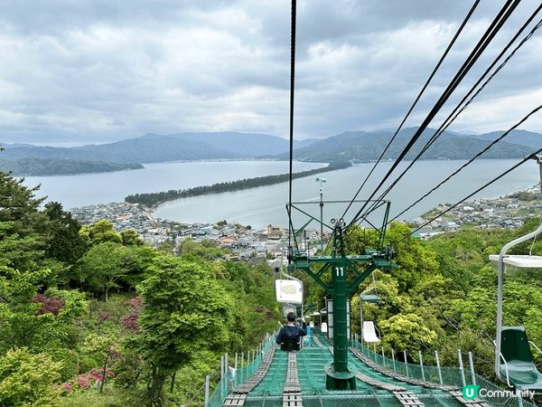 這是日本大阪近郊一個叫天橋立的景點，可以從兩邊岸的山上公園俯...