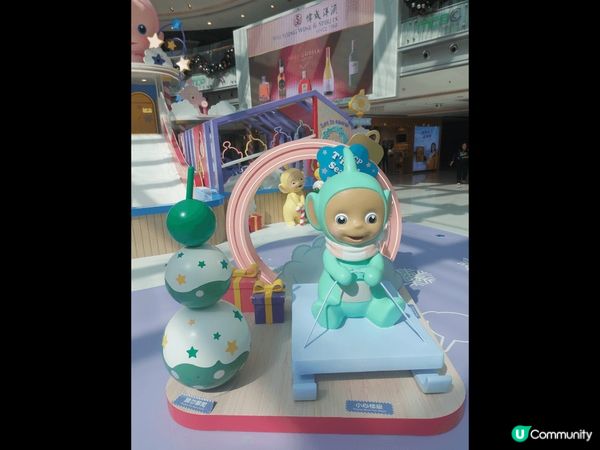 聖誕就到啦～ 很多商場都有不同的聖誕裝飾及擺設，並播放著聖誕...