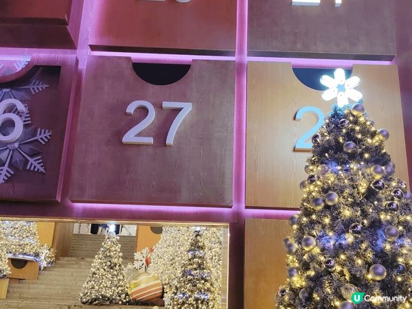 海港城樓梯嘅聖誕裝飾，朝早定夜晚去都各有特色