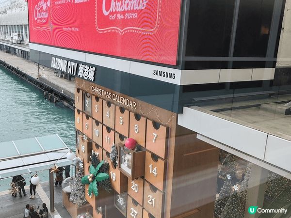 海港城樓梯嘅聖誕裝飾，朝早定夜晚去都各有特色