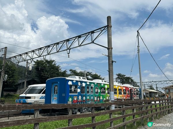 在日本的鳥居口，我感受到一種神聖的氛圍，紅色的鳥居在陽光下熠...