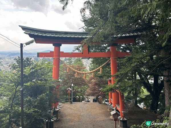 在日本的鳥居口，我感受到一種神聖的氛圍，紅色的鳥居在陽光下熠...