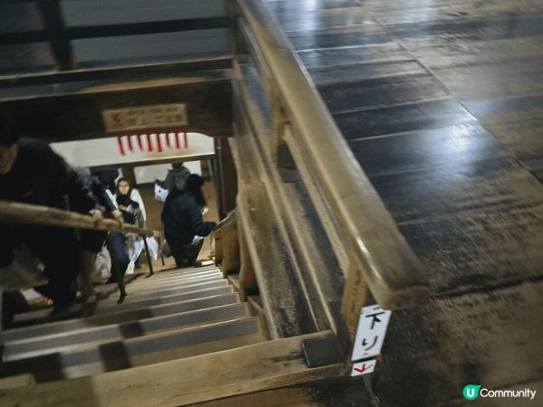 今年嘅紅葉嚴重推遲了，幸好有一棵紅葉樹紅了就在天守閣附近，可...