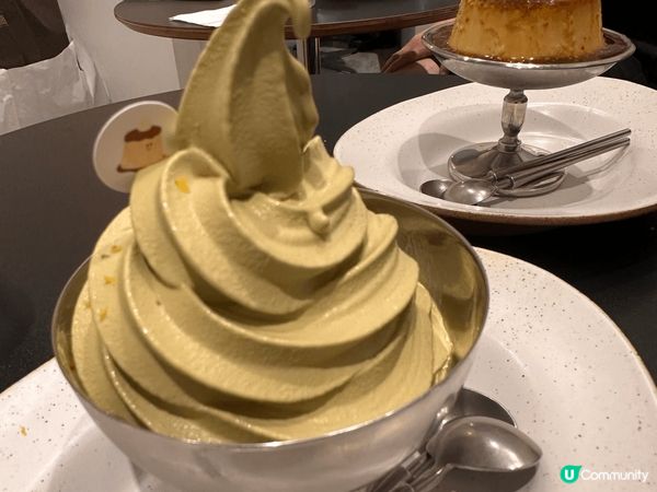 這是台北的中山區，每條小巷也有不同的cafe, 陪襯非常好的...