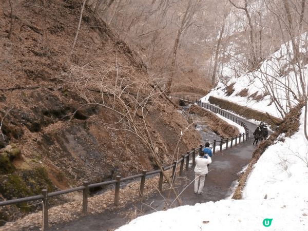 白絲瀑布（白糸の滝）喺輕井澤都係出名嘅景點，整面瀑布有成大約...