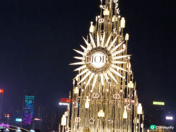 今日行過尖沙咀除咗有燈飾之外,有Christian Dior...