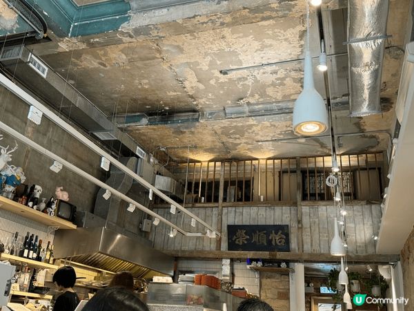 九龍城 南角Cafe將二戰前唐樓活化而成,見到保留了窗花、牌...