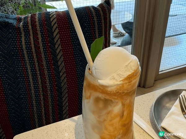 九龍城 南角Cafe將二戰前唐樓活化而成,見到保留了窗花、牌...