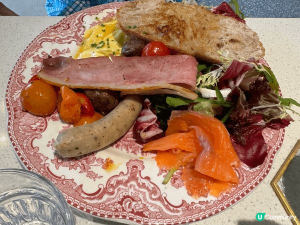 九龍城 南角Cafe將二戰前唐樓活化而成,見到保留了窗花、牌...